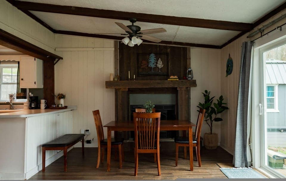 Lake Front Cabin Peaceful hot tub and Fire pit Hotel in Indiana