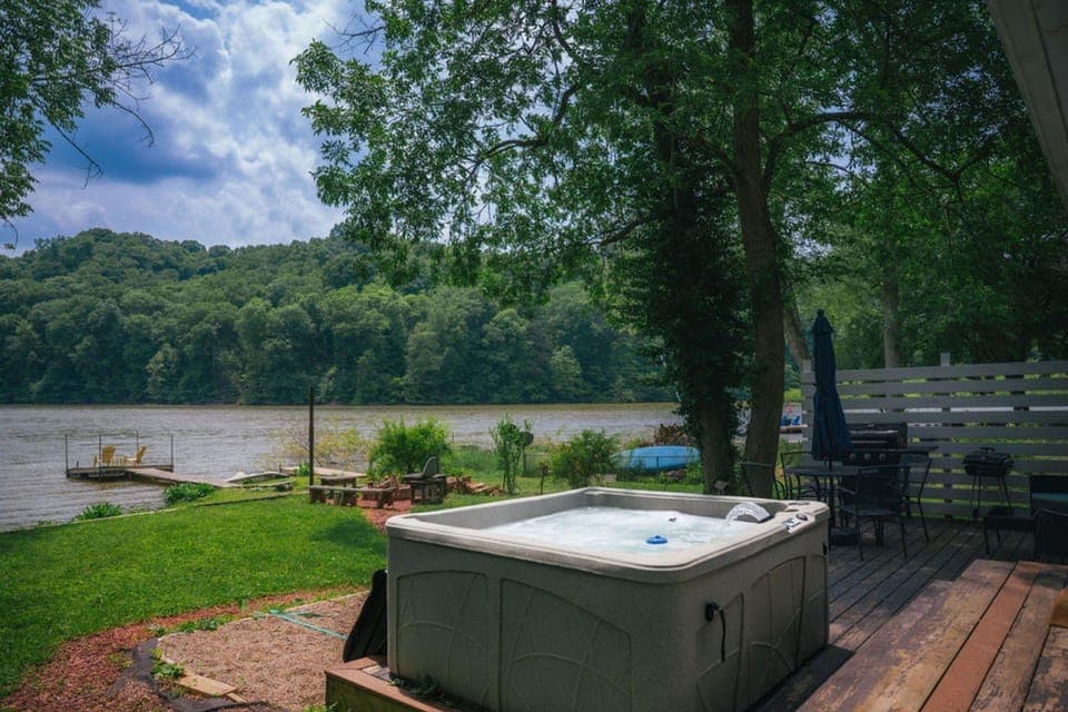 Lake Front Cabin Peaceful hot tub and Fire pit Hotel in Indiana