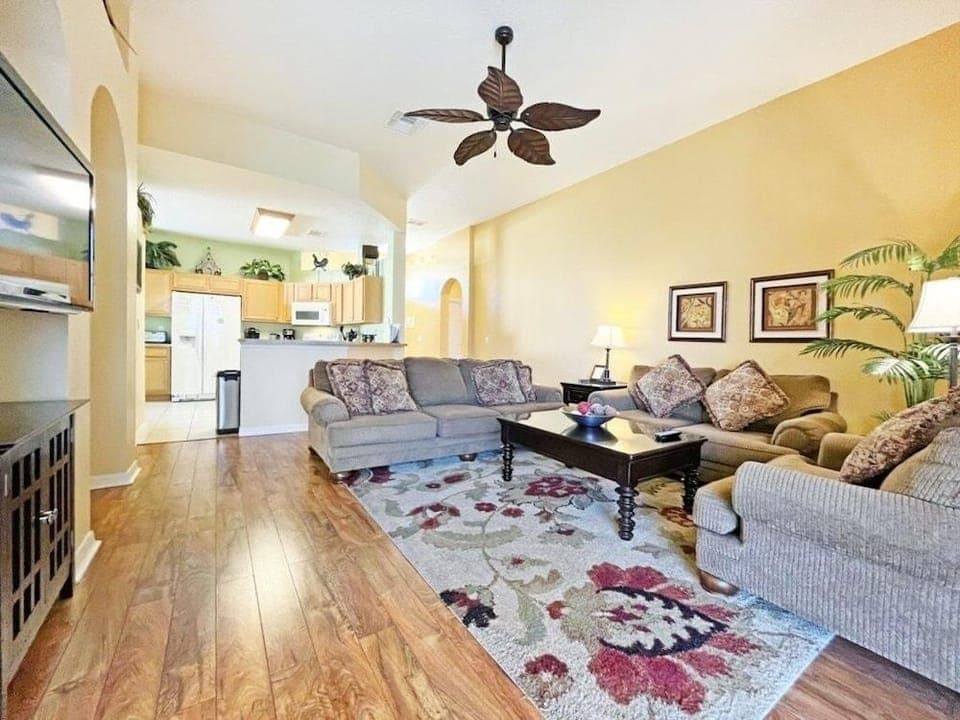 Minniehaha Retreat 4 Bedroom Home by RedAwning Hotel in Haines City
