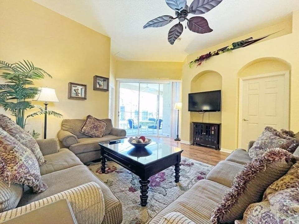 Minniehaha Retreat 4 Bedroom Home by RedAwning Hotel in Haines City