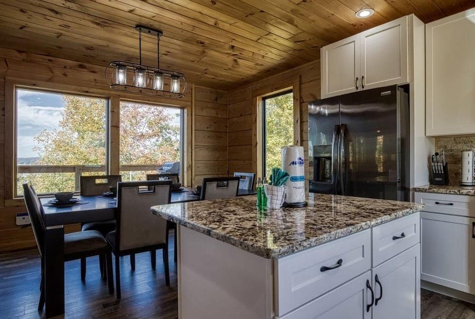 Smoky Lake Retreat 3 Bedroom Cabin by RedAwning Hotel in Douglas Lake