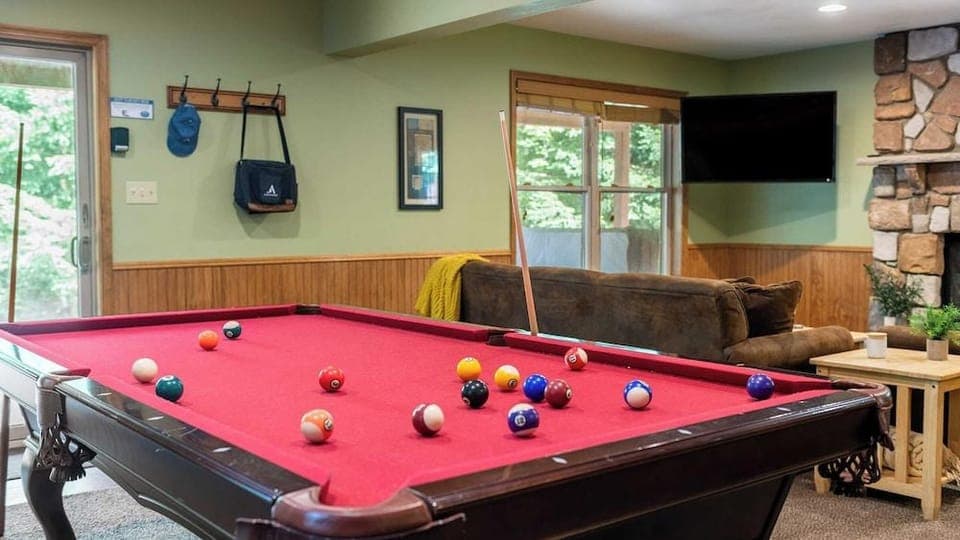 Coyote Cabin by Avantstay Hot Tub + Walk to Lake Hotel in Hickory Run State Park