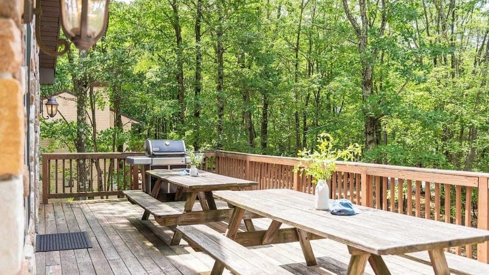 Coyote Cabin by Avantstay Hot Tub + Walk to Lake Hotel in Hickory Run State Park