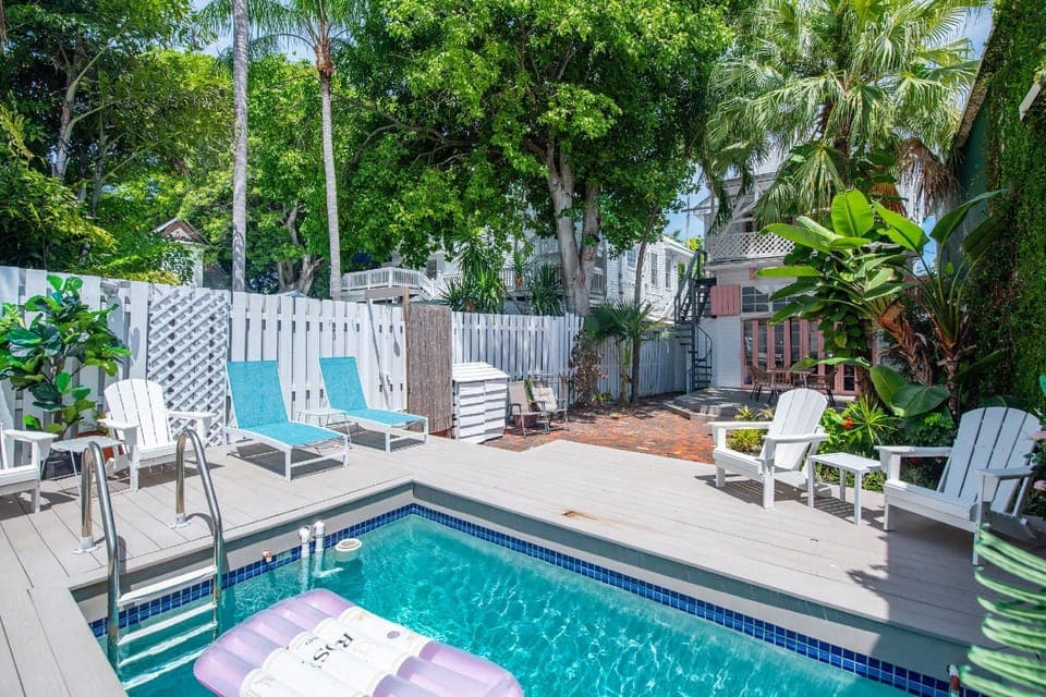 New Rose Petal Petite Suite - Pool Parking Hotel in Key West