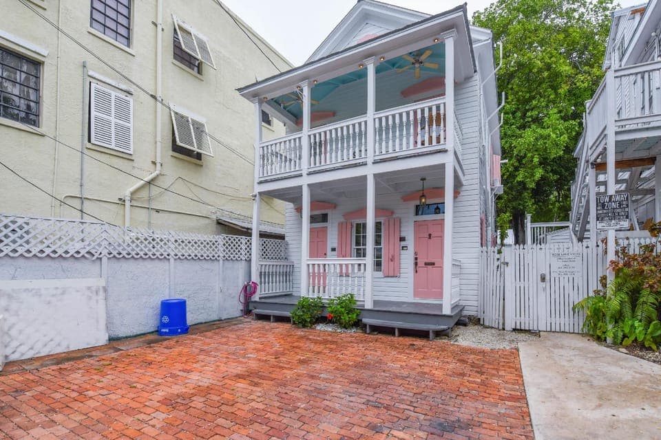 New Rose Petal Petite Suite - Pool Parking Hotel in Key West