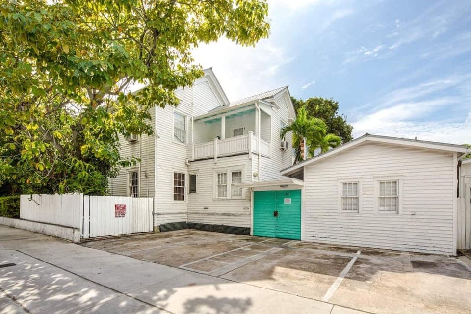 Sweet Caroline by Brightwild Pool Parking Hotel in Key West