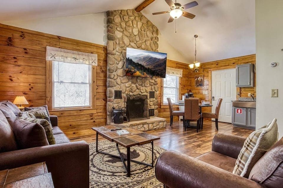 Greenbrier Woods 2 Bedroom Cabin Hotel in Pittman Center