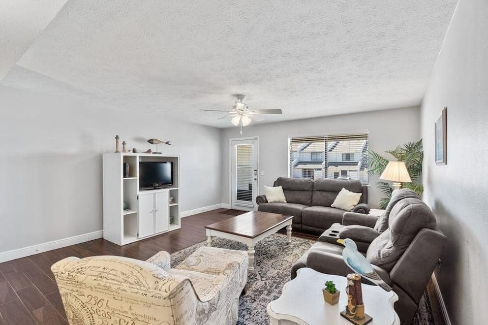 Salty Kiss 2 Bedroom Townhouse by RedAwning Hotel in Laguna Beach