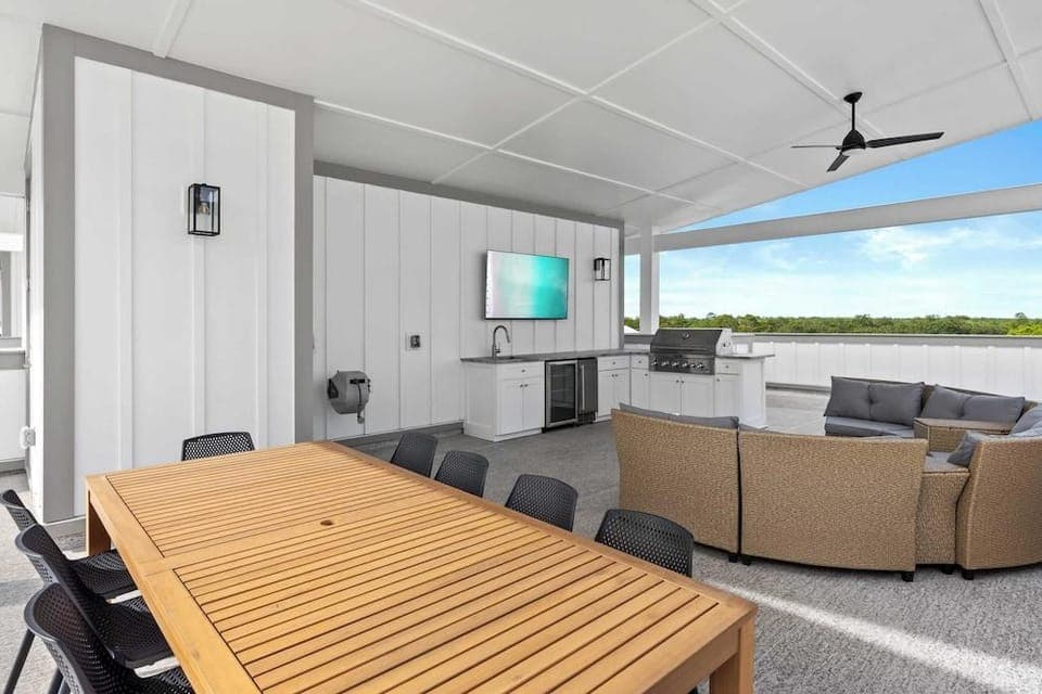 Sea Dweller by Avantstay Rooftop Spa + Gulf View Golf Cart, Pool Hotel in Inlet Beach
