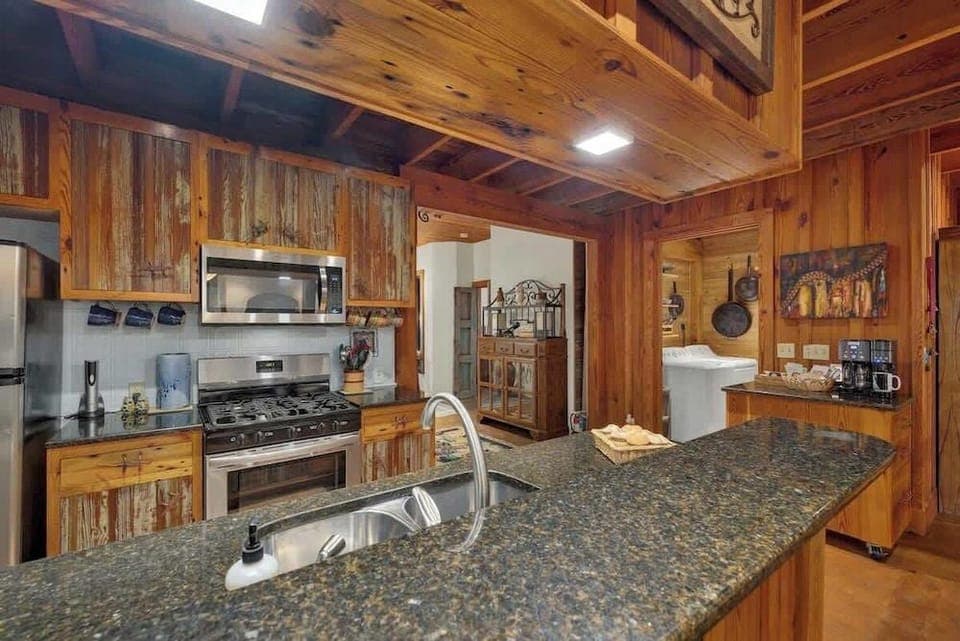 The Willows Casa Grande + Sundown Suite Sleeps 13 - Close to Main St Hotel in Fredericksburg