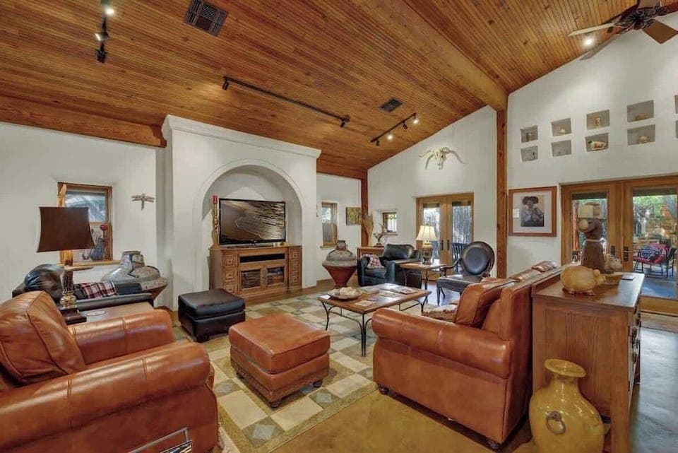 The Willows Casa Grande + Sundown Suite Sleeps 13 - Close to Main St Hotel in Fredericksburg