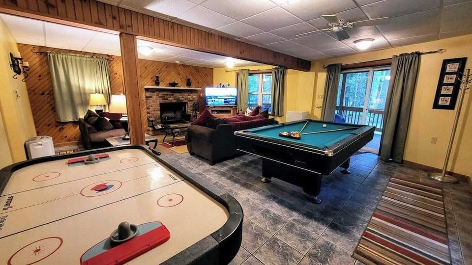 The Bear Foot Lodge by Avantstay Game Room, Deck, Beach/lake Access Hotel in Kidder Township