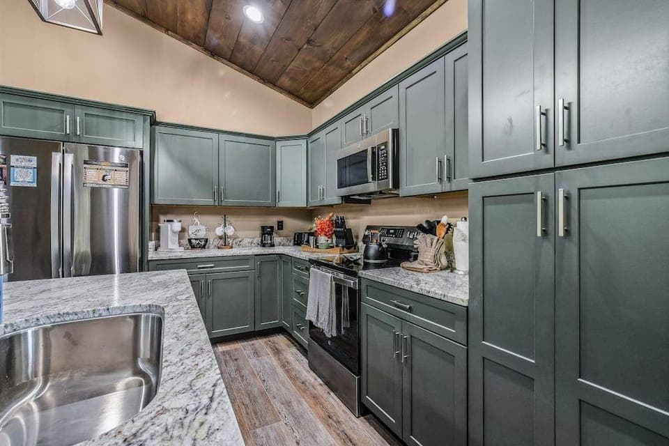 Wooded Hideaway 2 Bedroom Cabin Hotel in Douglas Lake