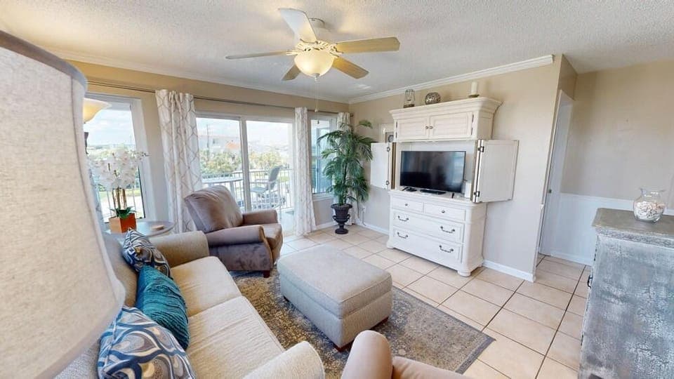 Poolside Villas 308 2 Bedroom Condo by RedAwning Hotel in Destin