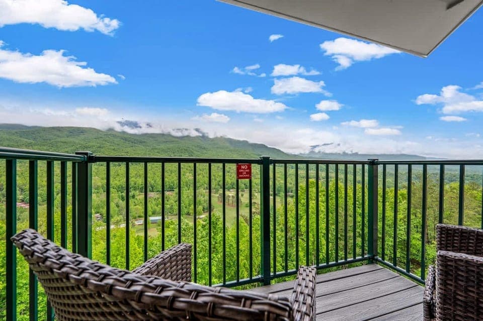 Sleeps 6 Pool Playground Mountain Views Hot Tub Hotel in Pittman Center