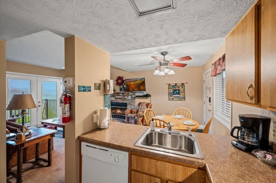 Hot Tub Heated Pool Mountain Views Sleeps 6 Hotel in Pittman Center