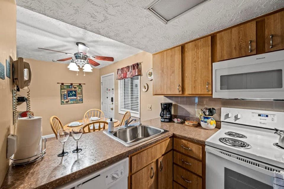 Hot Tub Heated Pool Mountain Views Sleeps 6 Hotel in Pittman Center