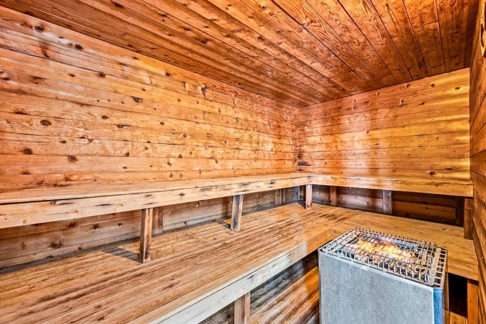 Hot Tub Heated Pool Mountain Views Sleeps 6 Hotel in Pittman Center