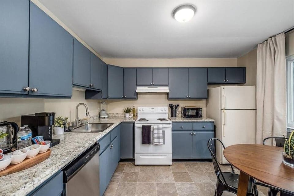 Chic Remodeled Retreat Near Emu: Easy Commute 2 Bedroom Apts Hotel in Ypsilanti