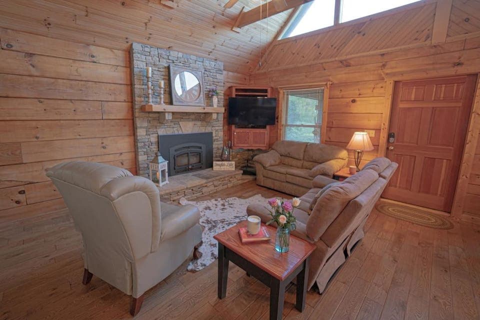 Poppys Place Cabin Hotel in Douglas Lake