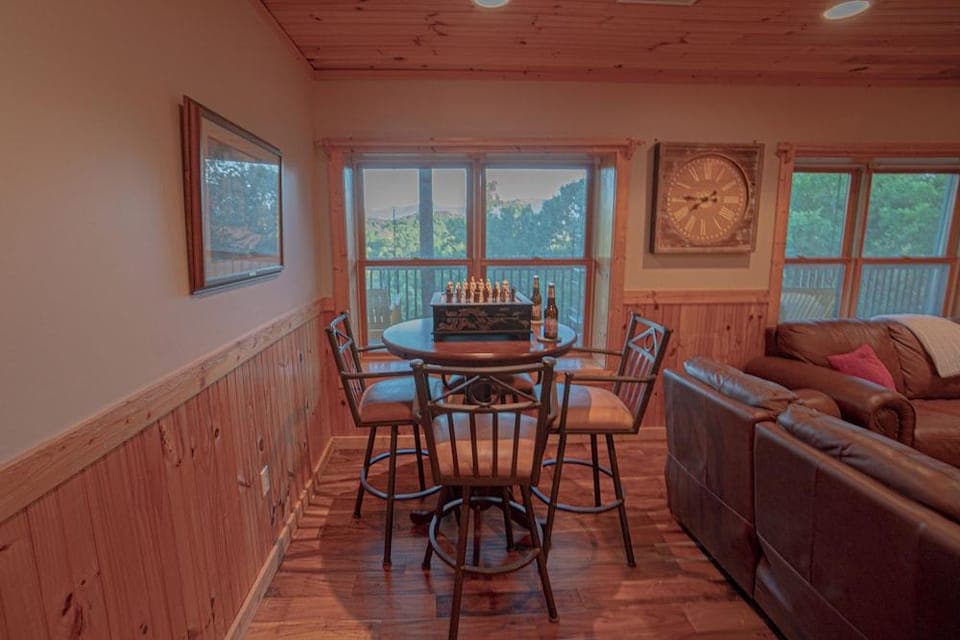 Poppys Place Cabin Hotel in Douglas Lake