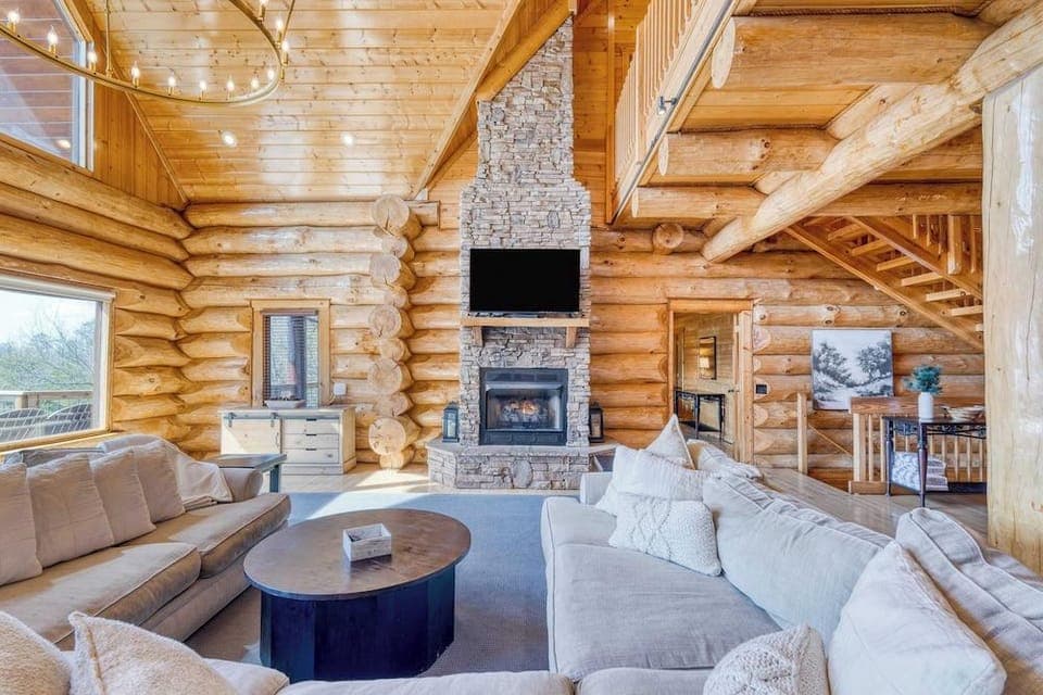 Pinnacle Chalet by Avantstay Luxury Cabin w/ Panoramic Views, Fireplace & Game Room Hotel in Pittman Center