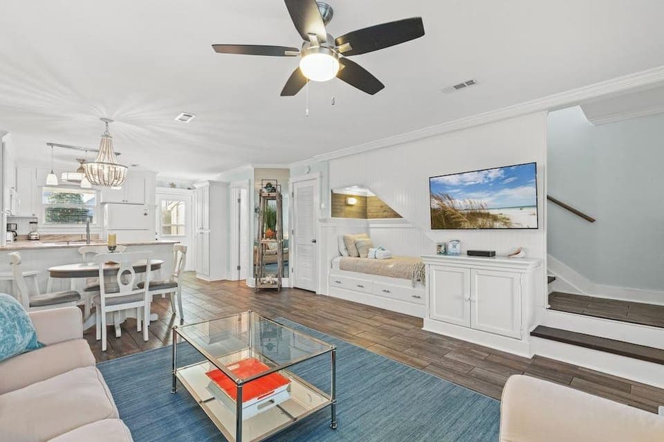 Searenity Awaits: 2-bd, 2-ba Coastal Escape! Perfect for 5! Pet Friendly! Hotel in Laguna Beach