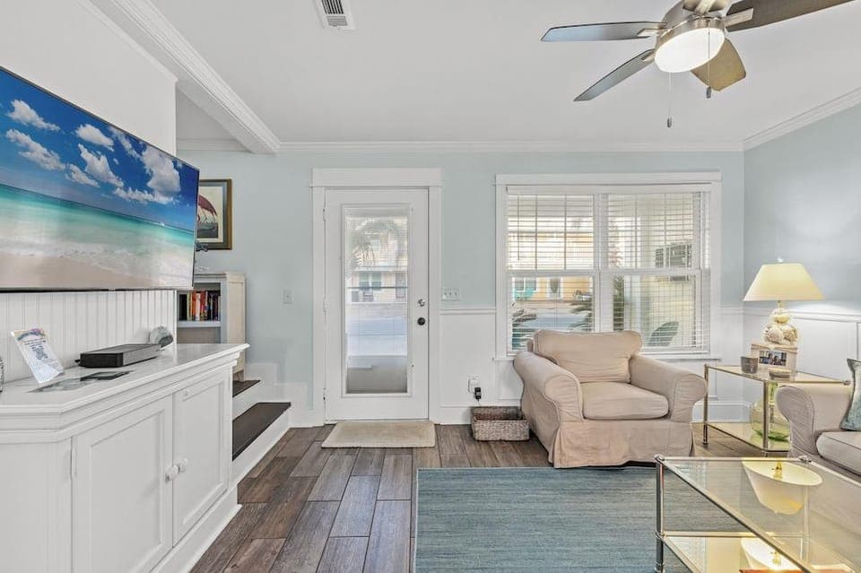 Searenity Awaits: 2-bd, 2-ba Coastal Escape! Perfect for 5! Pet Friendly! Hotel in Laguna Beach