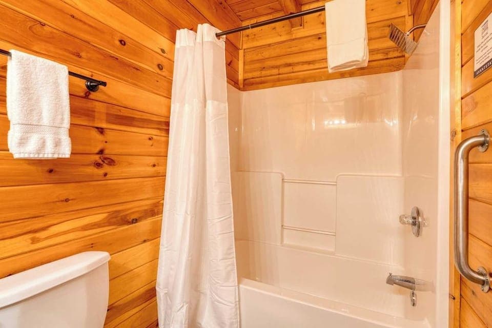 Mountains are Calling by Avantstay Sleeps 8 Hot Tub + Game Loft Located in Douglas Lake Resort Hotel in Sevierville
