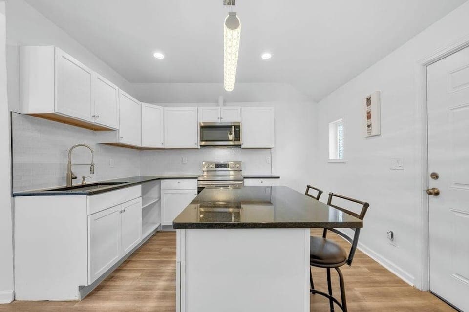 Spacious 3BR Detroit Apt Sleeps 7 + Wifi Hotel in Windsor