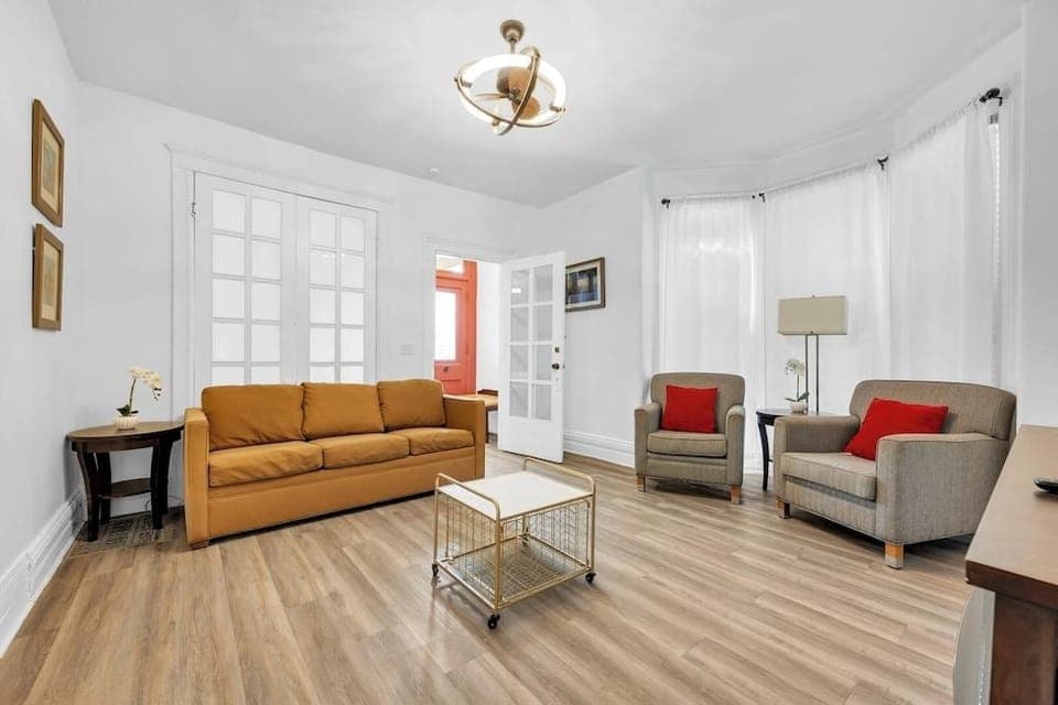 Spacious 3BR Detroit Apt Sleeps 7 + Wifi Hotel in Windsor
