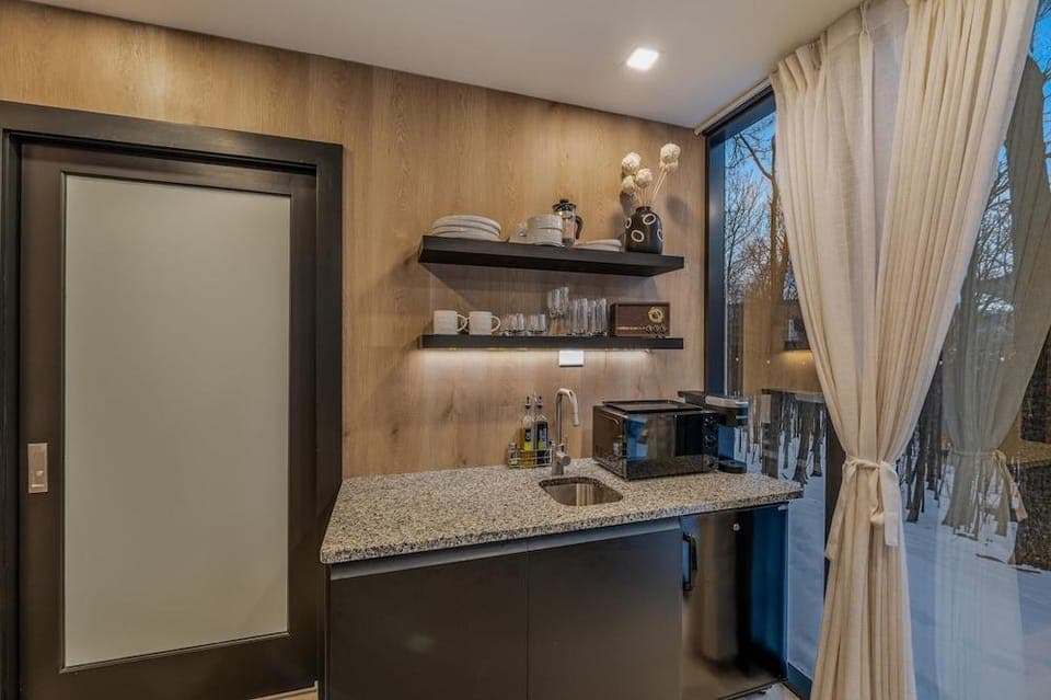 Mirror Villas - Modern Retreat with private hot tubs and mountain view Hotel in Pennsylvania