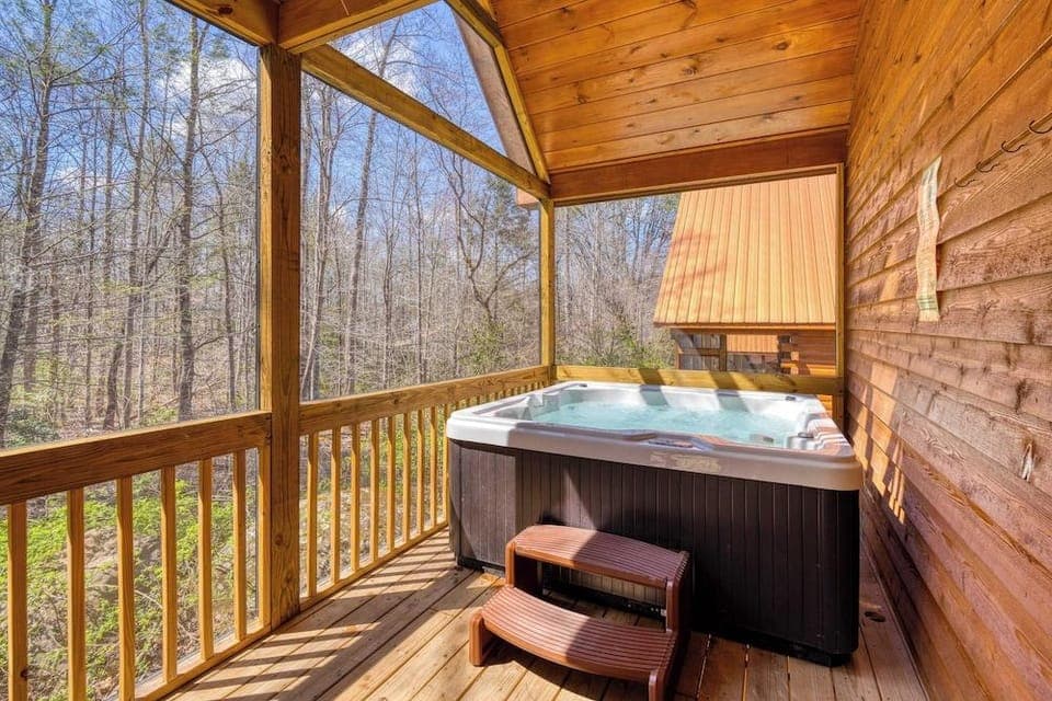 Hot Tub + Foosball Access to Pool, Tennis, Gym Chilln in the Smokies Hotel in Pittman Center
