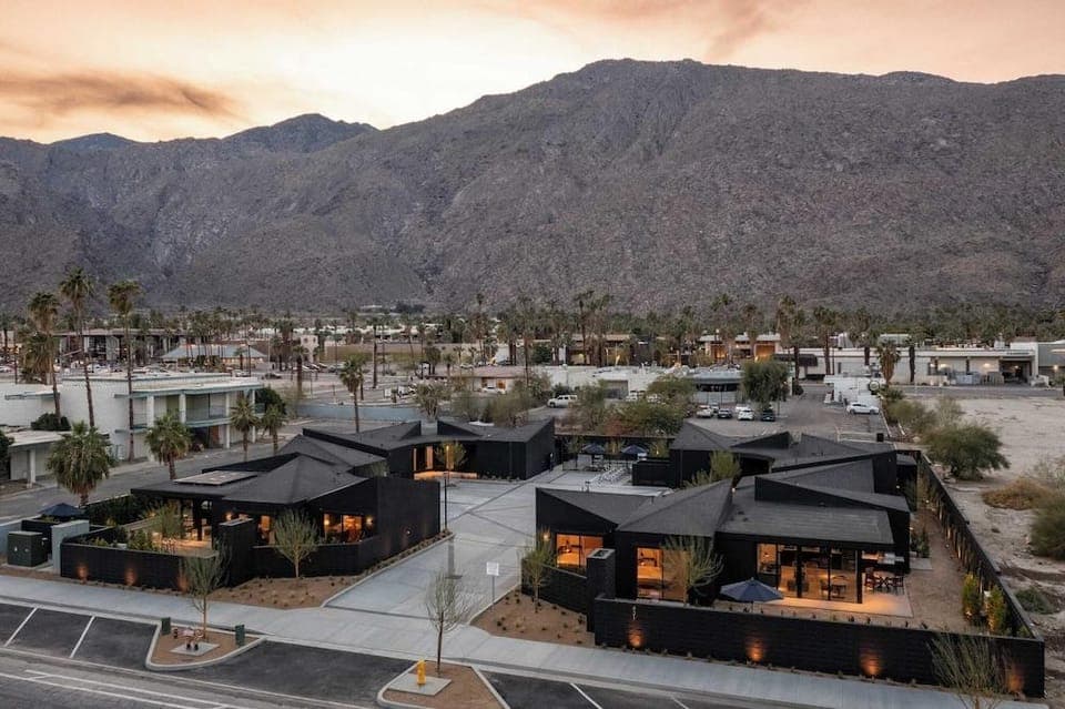 Blackhaus B : 4 Bedroom Suite by Avantstay 4-rooms Hotel in Palm Springs