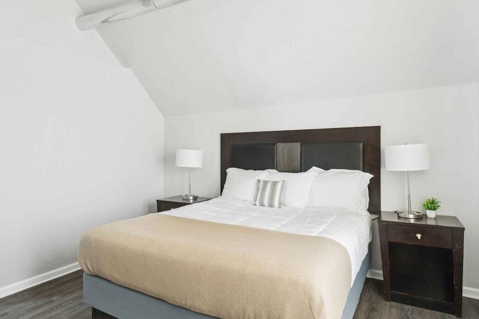 Chic Haven Stylish 2BR Oasis in Lansing detroit Hotel in Windsor