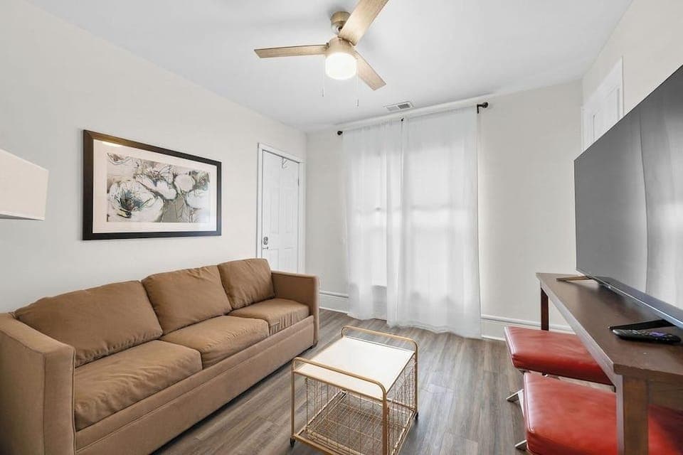 Detroit Getaway: 2-bedroom Apartment for 7 & Wifi Hotel in Windsor