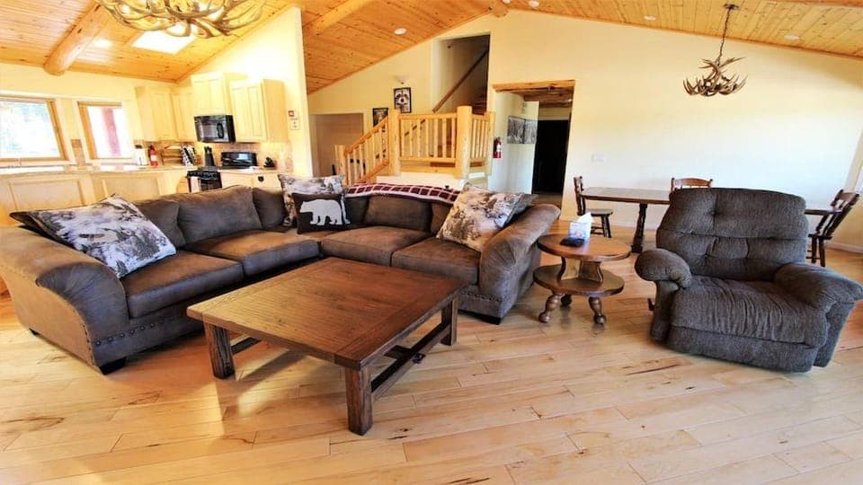 Lakeside Oasis Hotel in Big Bear