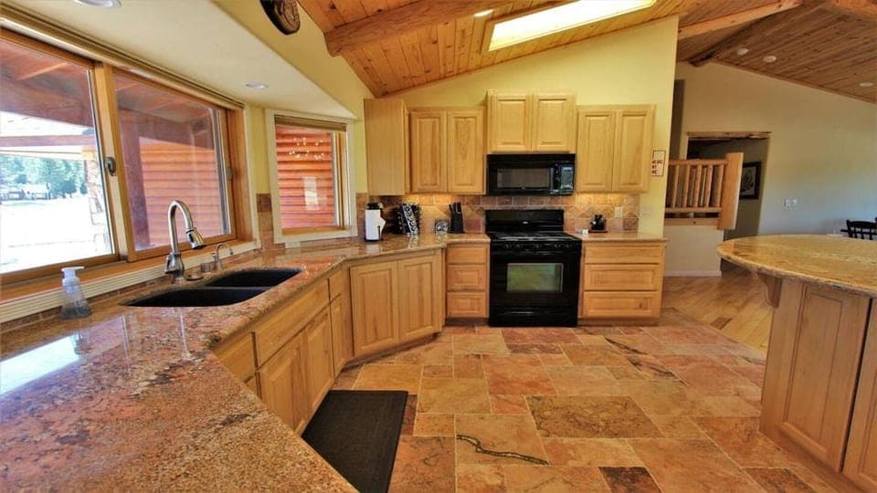 Lakeside Oasis Hotel in Big Bear