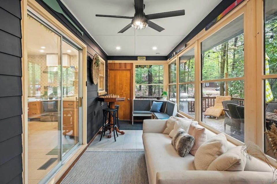 The Horseshoe Hideaway Lake Harmony Cabin w/ Hot Tub & Game Porch Hotel in Hickory Run State Park