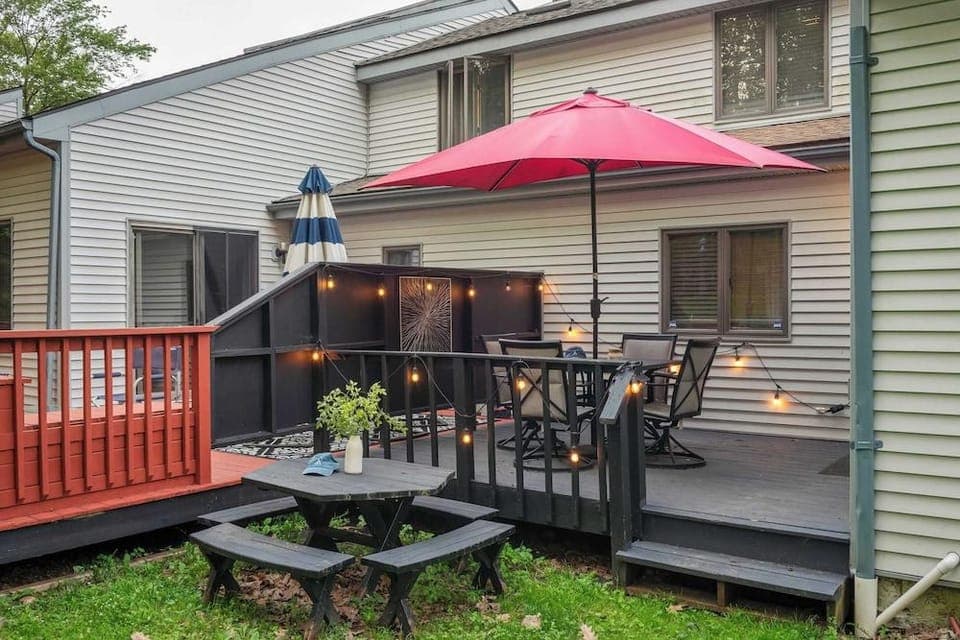 Lakeside Haven Ping Pong, Fire Pit & Mins to Big Boulder & Lake Harmony Hotel in Tunkhannock Township