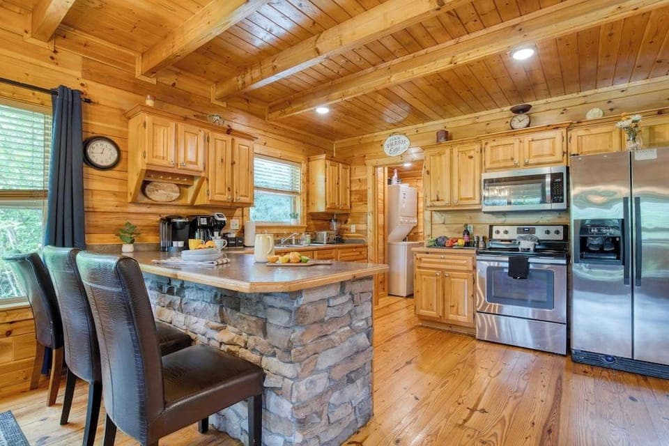 Triple Mountain View by Avantstay: Hot Tub, Game Room & Stunning Smoky Mountain Views Hotel in Gatlinburg