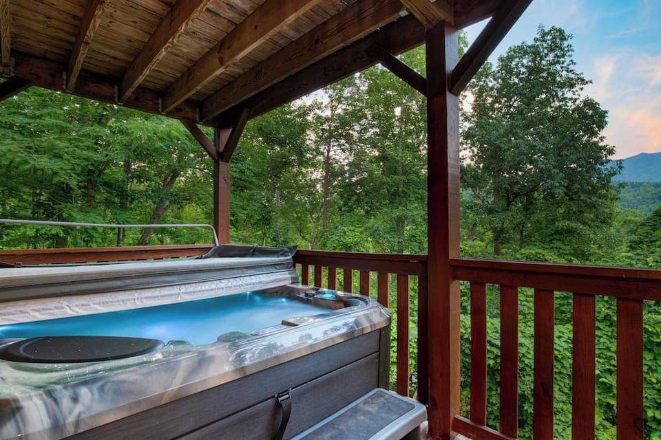 Triple Mountain View by Avantstay: Hot Tub, Game Room & Stunning Smoky Mountain Views Hotel in Gatlinburg
