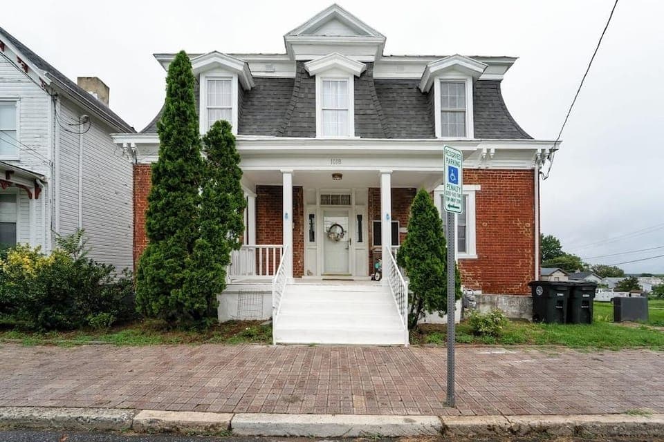Central 4BR Historic Gem Near Colleges Hotel in Lynchburg