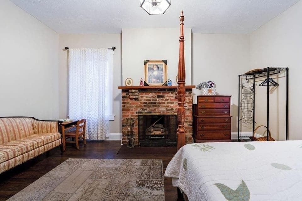 Central 4BR Historic Gem Near Colleges Hotel in Lynchburg