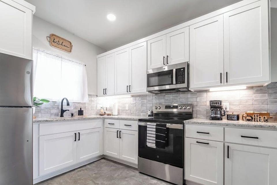 Pet Friendly W/hot-tub-six Minutes to Downtown! Hotel in Fredericksburg