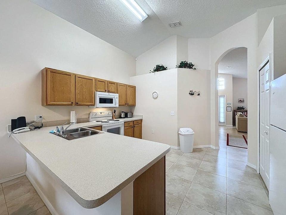 South Facing Pool Home With Golf Course Views Hotel in Haines City