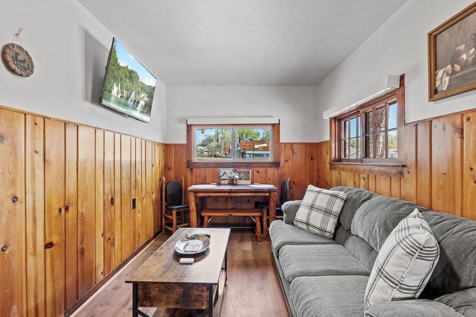 Timber Lodge Cabin 1 Hotel in Colorado Springs