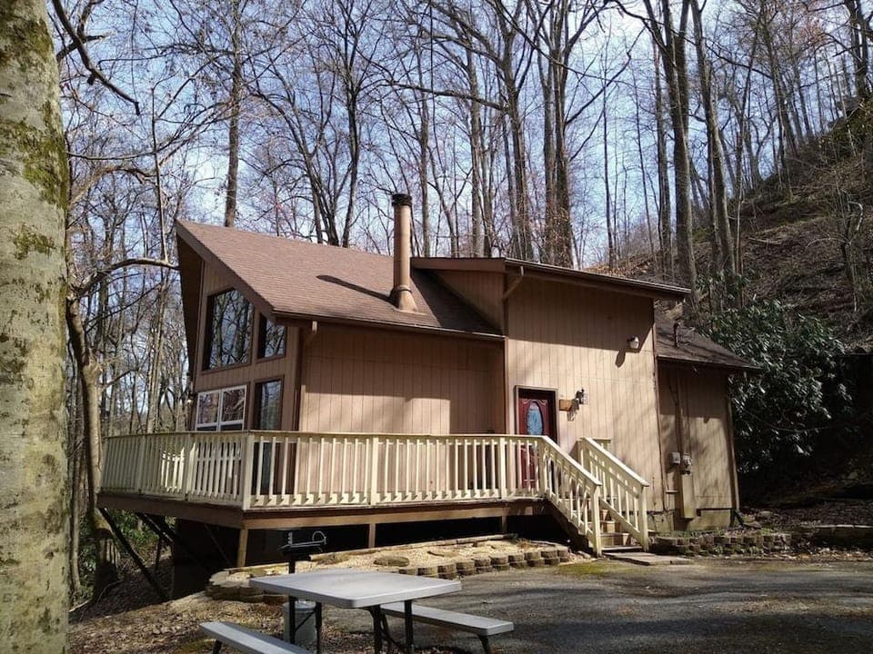 Shady Woods Retreat 3BR Chalet Hotel in Gatlinburg