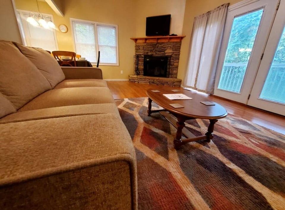 Serene Mountain Chalet Retreat Hotel in Gatlinburg