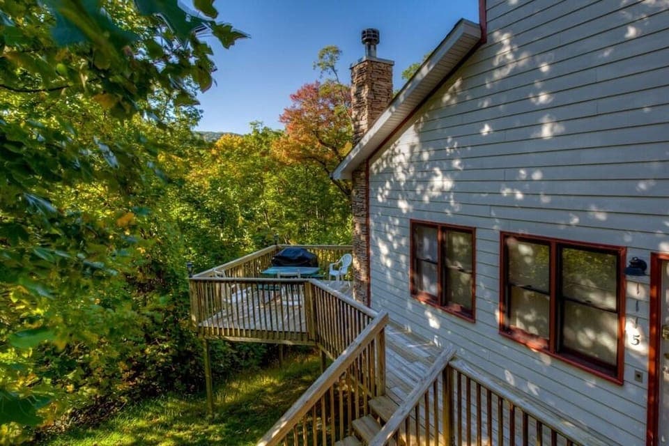 Serene Mountain Chalet Retreat Hotel in Gatlinburg
